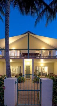 Sails On Horseshoe - Tourism Gold Coast 1