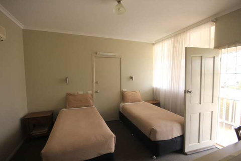 Aromet Motor Inn - Tourism Gold Coast 6