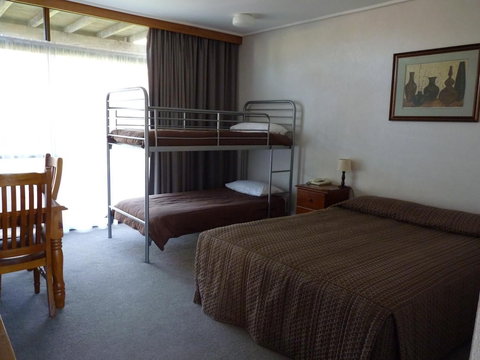 Coonawarra Motor Lodge - Tourism Gold Coast 4