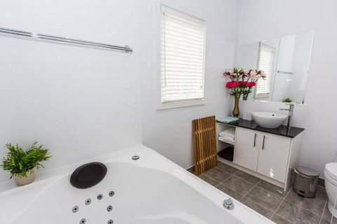 Seaside Spa Retreat - Gold Coast 4