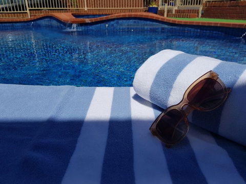 Golden Reef Motor Inn - Tourism Gold Coast 1