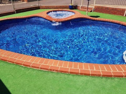 Golden Reef Motor Inn - Tourism Gold Coast 2