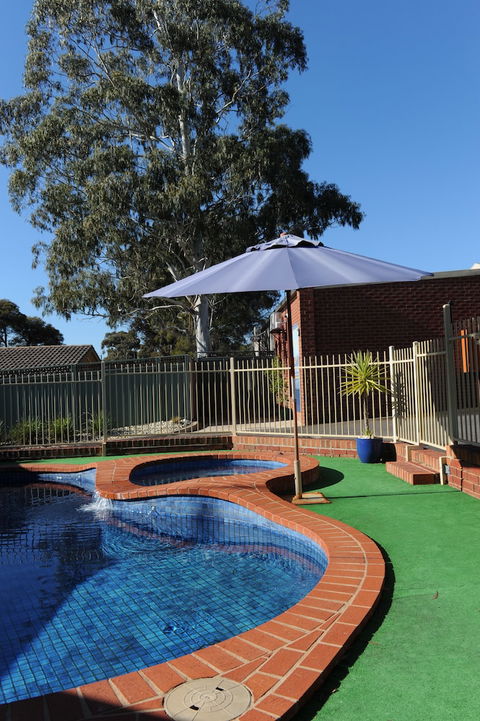 Golden Reef Motor Inn - Tourism Gold Coast 0