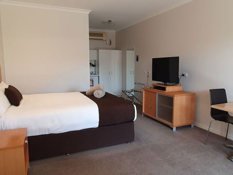Golden Reef Motor Inn - Tourism Gold Coast 5