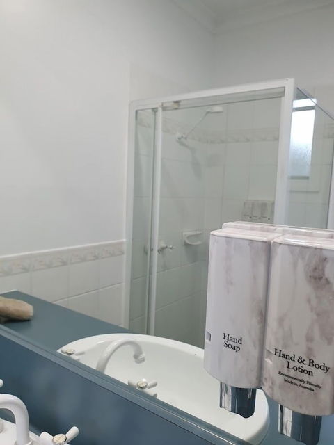 Golden Reef Motor Inn - Tourism Gold Coast 6