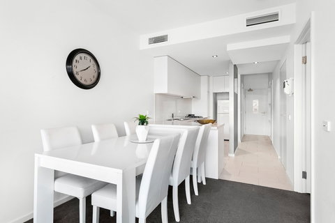 Waterfront Melbourne Apartments - Gold Coast 2