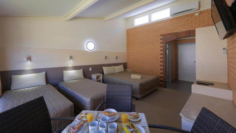 Tenterfield Motor Inn - Tourism Gold Coast 6