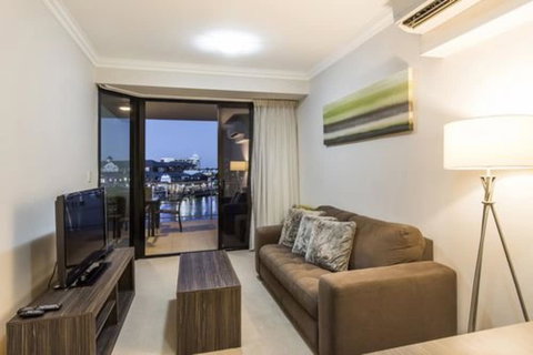Dolphin Quay Apartments - Tourism Gold Coast 6
