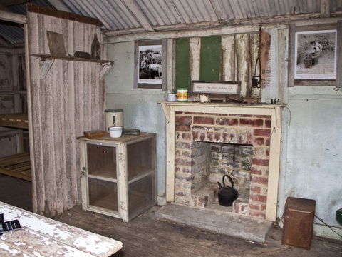 Hartzview Vineyard Heritage Pickers Hut Village - Tourism Gold Coast 1