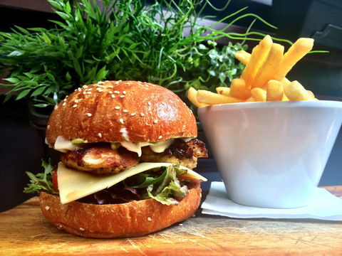 Tennyson Hotel - Tourism Gold Coast 0