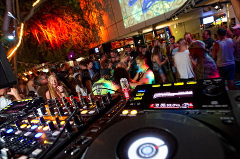 The Deck Bar - Tourism Gold Coast 1