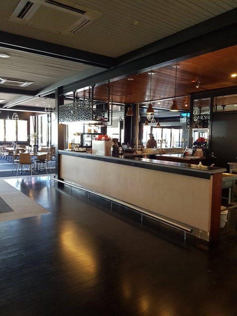 Berri Hotel Bistro - Tourism Gold Coast 9