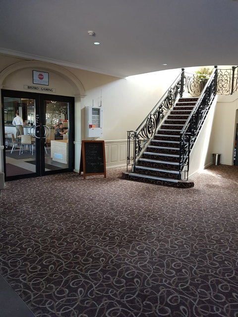 Berri Hotel Bistro - Tourism Gold Coast 5