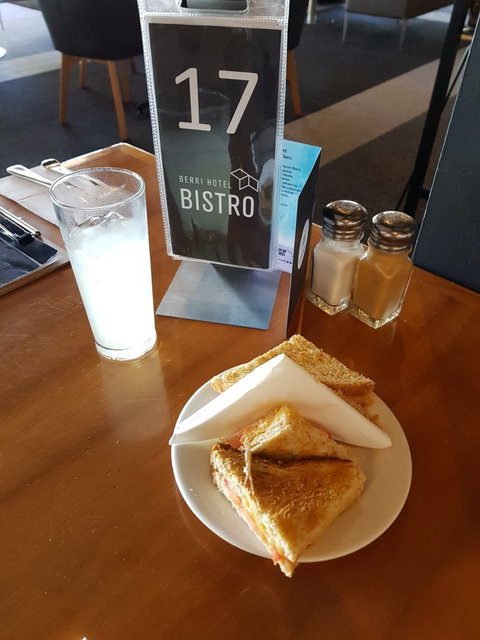 Berri Hotel Bistro - Tourism Gold Coast 8