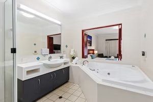The Coffee House Apartments & Bistro - Tourism Gold Coast 5