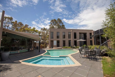 Dingley International Hotel - Tourism Gold Coast 1