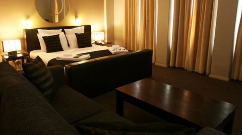 The Clarendon Hotel - Tourism Gold Coast 1
