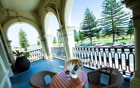 Largs Pier Hotel - Tourism Gold Coast 2