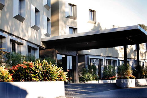 Golden Pebble Hotel - Tourism Gold Coast 1