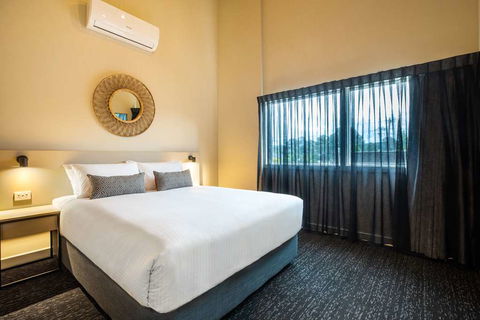 Nightcap At Manhattan Hotel - Tourism Gold Coast 6