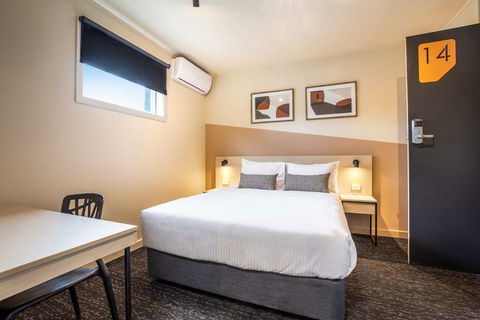 Nightcap At Manhattan Hotel - Tourism Gold Coast 12
