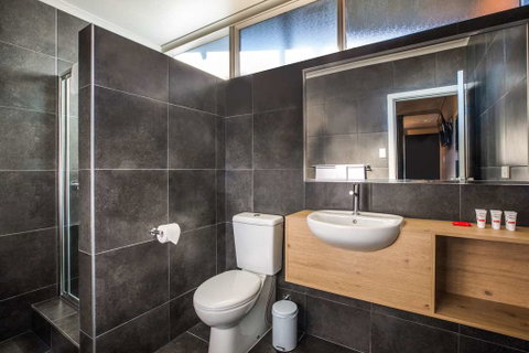 Monash Hotel - Tourism Gold Coast 4