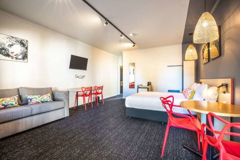 Monash Hotel - Tourism Gold Coast 13