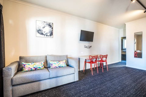 Monash Hotel - Tourism Gold Coast 15