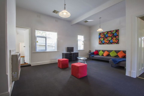 Cowan Street Bungalow - Tourism Gold Coast 6