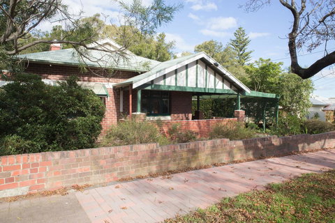 Cowan Street Bungalow - Tourism Gold Coast 13