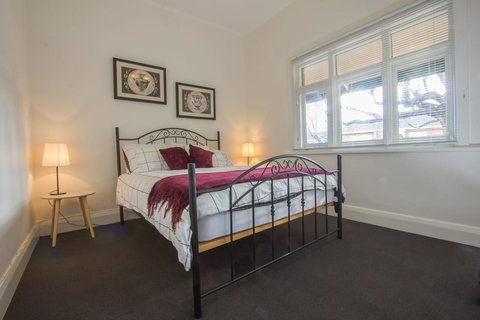 Cowan Street Bungalow - Tourism Gold Coast 4