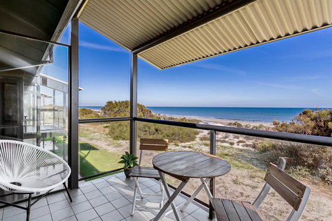 Blissful Beachfront Beachouse - Gold Coast 4