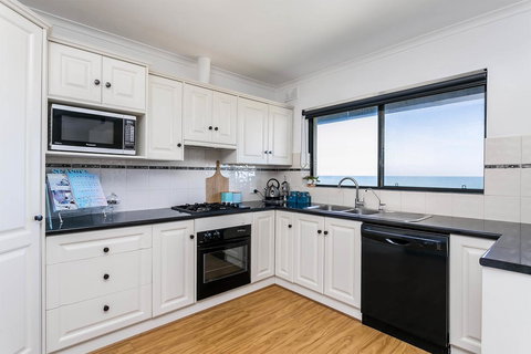 Blissful Beachfront Beachouse - Gold Coast 8