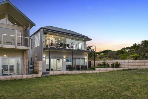 Aloha Waterfront Properties - Tourism Gold Coast 2