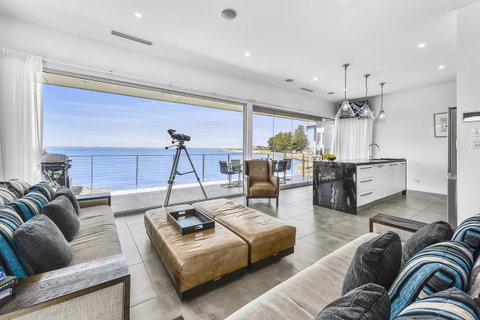 Aloha Waterfront Properties - Tourism Gold Coast 3