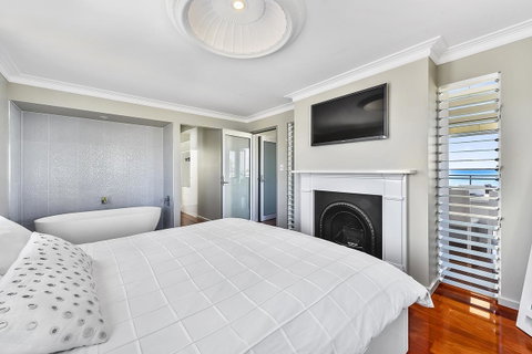 Aloha Waterfront Properties - Tourism Gold Coast 12