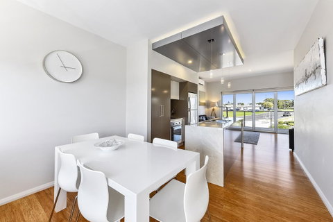 Aloha Waterfront Properties - Tourism Gold Coast 27