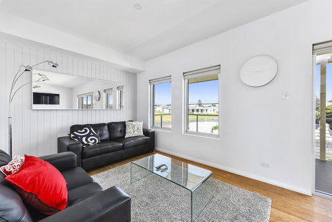 Aloha Waterfront Properties - Tourism Gold Coast 17