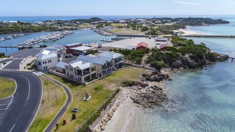 Aloha Waterfront Properties - Tourism Gold Coast 0