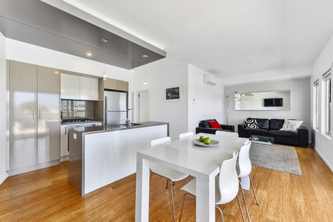 Aloha Waterfront Properties - Tourism Gold Coast 18