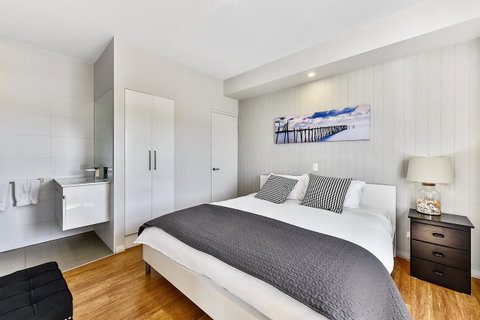 Aloha Waterfront Properties - Tourism Gold Coast 21