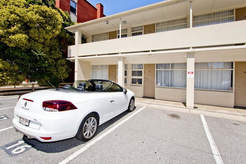 Glenelg Oasis Studios - Gold Coast 17