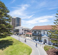 Seawall Apartments - Gold Coast