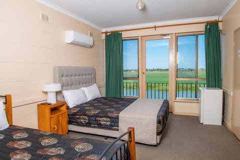 Tailem Bend Riverside Hotel - Gold Coast 0