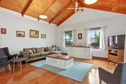 The Log Cabin - 47 Jetty Road - Tourism Gold Coast 4