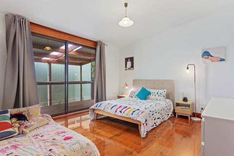 The Log Cabin - 47 Jetty Road - Tourism Gold Coast 11