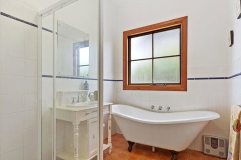 The Log Cabin - 47 Jetty Road - Tourism Gold Coast 3