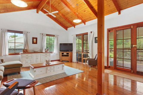 The Log Cabin - 47 Jetty Road - Tourism Gold Coast 1