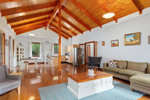 The Log Cabin - 47 Jetty Road - Tourism Gold Coast 8