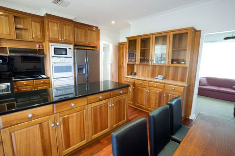 The Commodore - Tourism Gold Coast 21